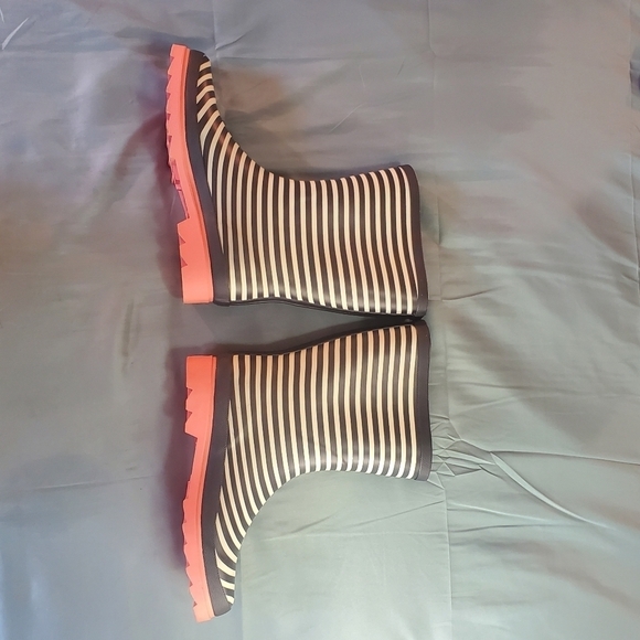 JOURNEE COLLECTION "Settle" Rain Boot in Stripped Black & Cream with Coral Sole - Picture 14 of 16